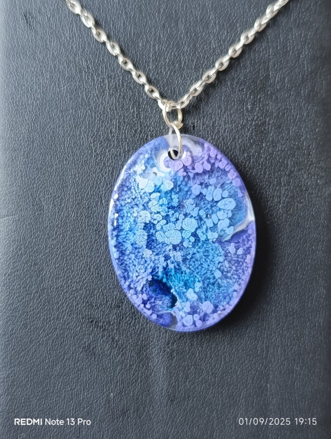 Collier Bleu et violet ovale en résine époxy