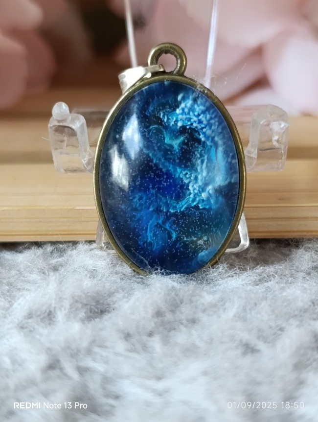 Collier Bleu en résine Ovale 