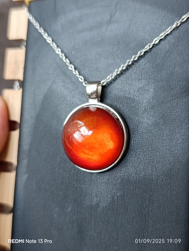 Pendentif rond coloré orangé 